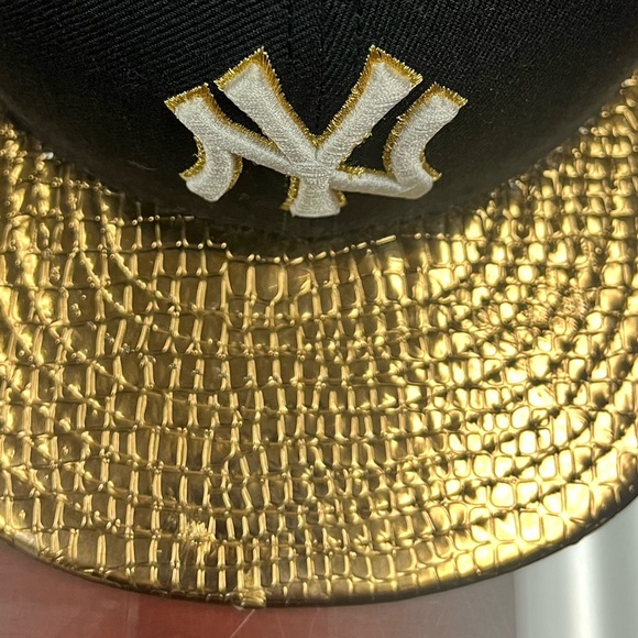 NWT New York Yankees gold embossed hat - Picture 2 of 6